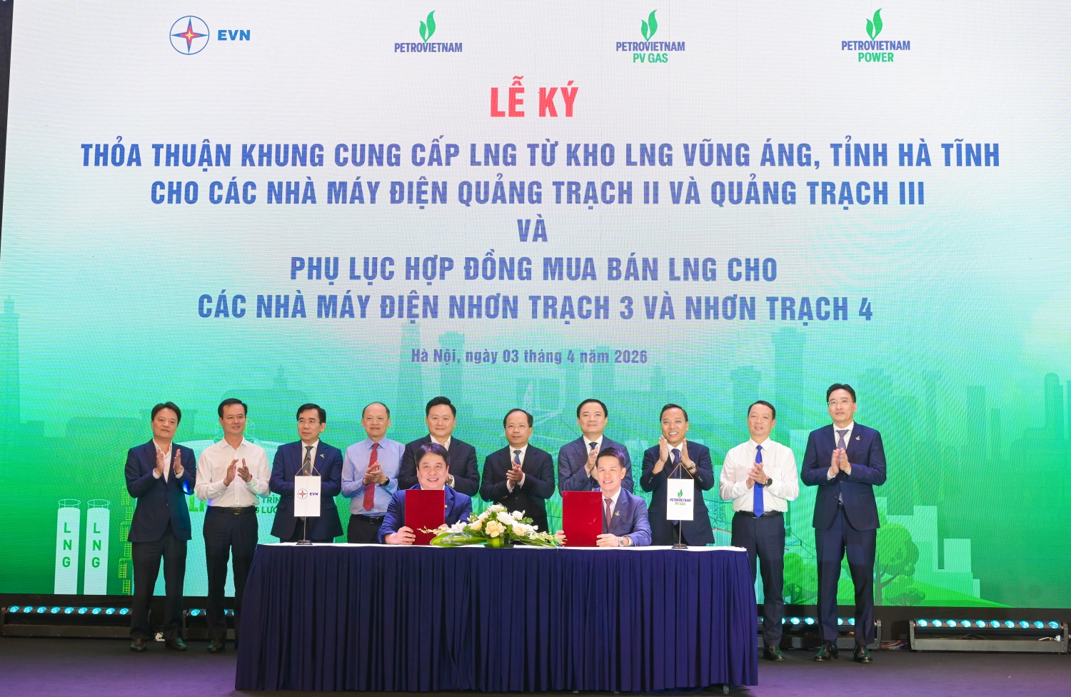 Ông Phạm Văn Phong – Tổng Giám đốc PV GAS và ông Nguyễn Anh Tuấn – Tổng Giám đốc EVN ký kết Thỏa thuận khung về cung cấp LNG tái hóa từ Kho LNG Vũng Áng cho các Nhà máy Nhiệt điện Quảng Trạch II và Quảng Trạch III dưới sự chứng kiến của các lãnh đạo Trung ương, địa phương, Petrovietnam và lãnh đạo hai đơn vị