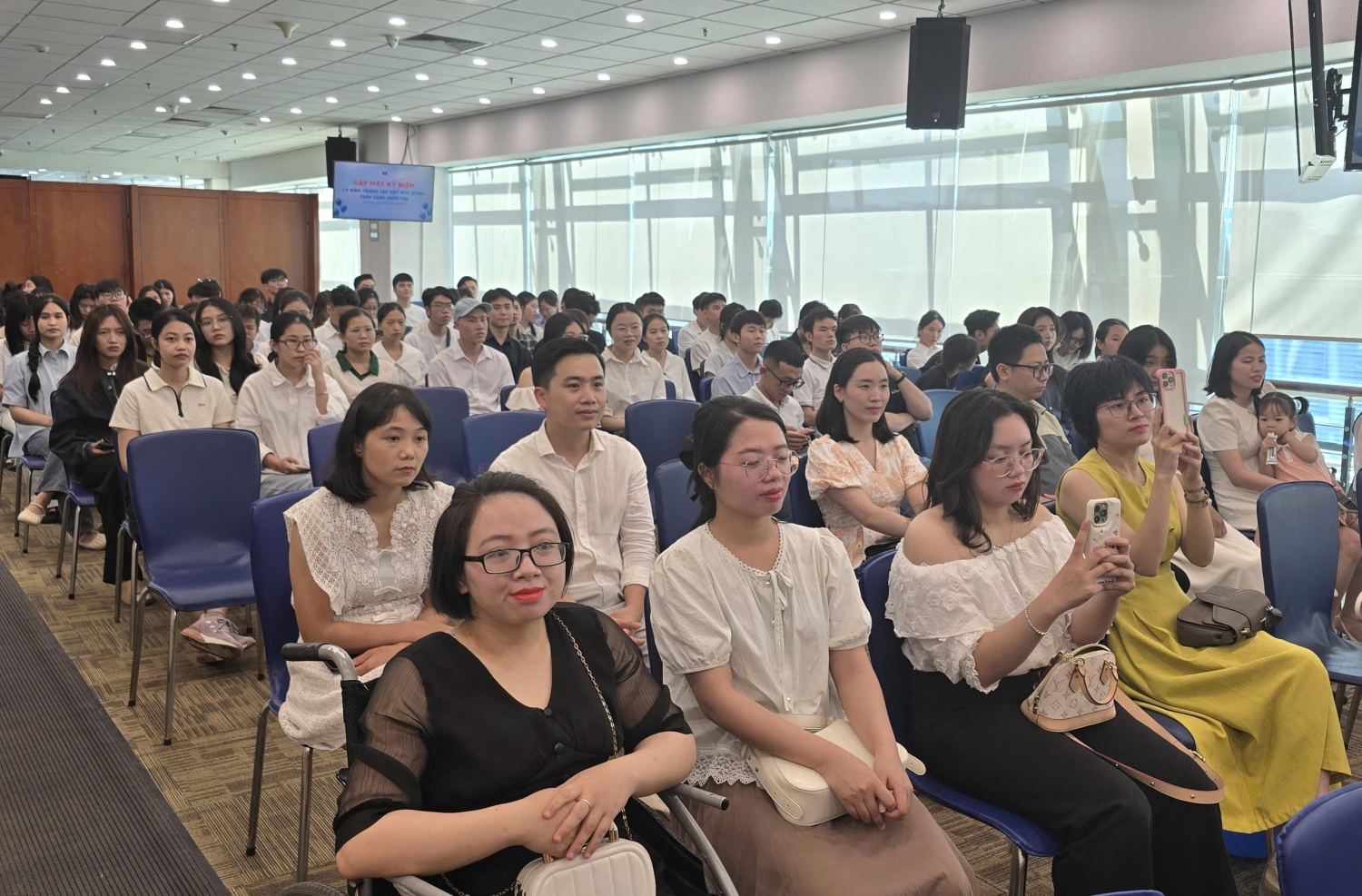 Cựu sinh viên xúc động ngày trở về: “Thắp Sáng Niềm Tin là một phần thanh xuân của tôi””