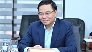 Minister Le Manh Hung holds talks with President and Group CEO of Malaysia’s Petronas
