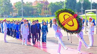 Đoàn đại biểu dự Đại hội Công đoàn Việt Nam vào Lăng viếng Chủ tịch Hồ Chí Minh
