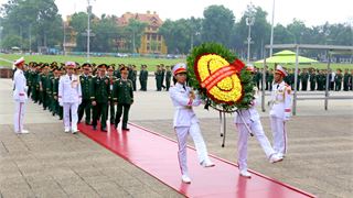 Đoàn đại biểu dự Đại hội đại biểu toàn quốc Hội CCB Việt Nam lần thứ VIII vào Lăng viếng Chủ tịch Hồ Chí Minh