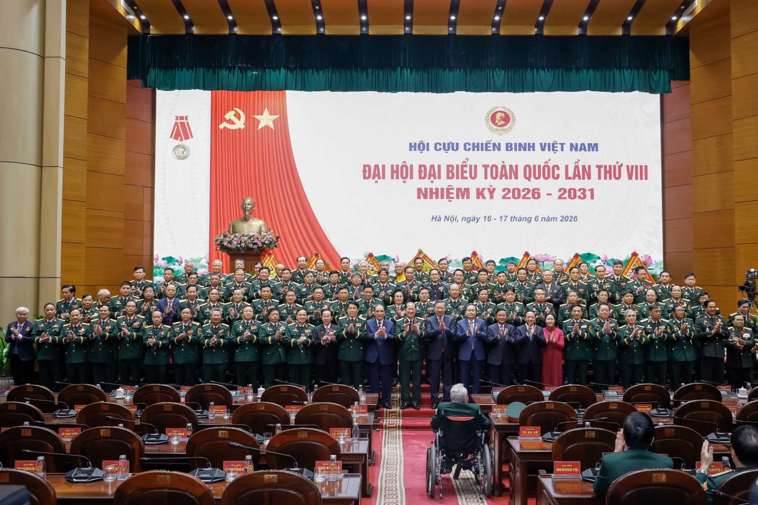 Tổng Bí thư, Chủ tịch nước Tô Lâm và các lãnh đạo Đảng, Nhà nước chúc mừng Ban Chấp hành Trung ương Hội Cựu chiến binh Việt Nam khóa VIII.