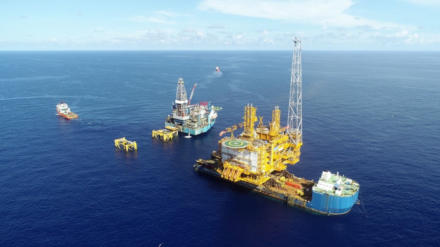 Nhiều đơn vị thành viên của Petrovietnam đủ năng lực cung cấp dịch vụ kỹ thuật cho các dự án trong nước và quốc tế. (Ảnh: Gói thầu thiết kế, mua sắm, vận chuyển, lắp đặt và chạy thử Giàn xử lý trung tâm Sao Vàng do PTSC thực hiện)