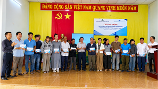 BSR tặng hàng trăm thẻ BHYT cho người nghèo quanh NMLD Dung Quất