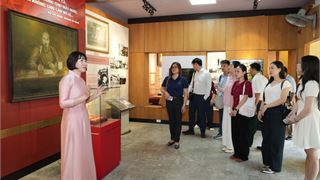 Lớp bồi dưỡng nhận thức về Đảng khu vực Hà Nội tổ chức về nguồn tại Nhà lưu niệm Chủ tịch Hồ Chí Minh