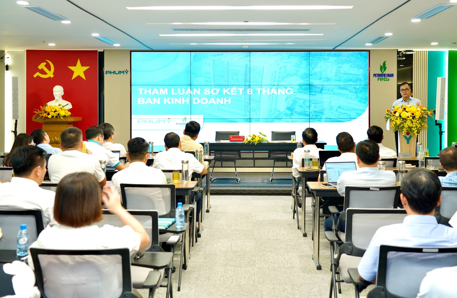 Đại diện của Ban Kinh doanh trình bày bài tham luận 