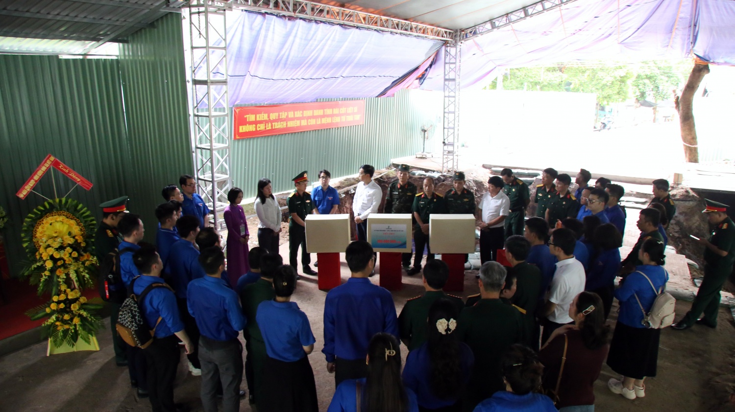 Đoàn tặng quà động viên cán bộ, chiến sỹ đang tham gia công tác tìm kiếm, quy tập hài cốt liệt sĩ