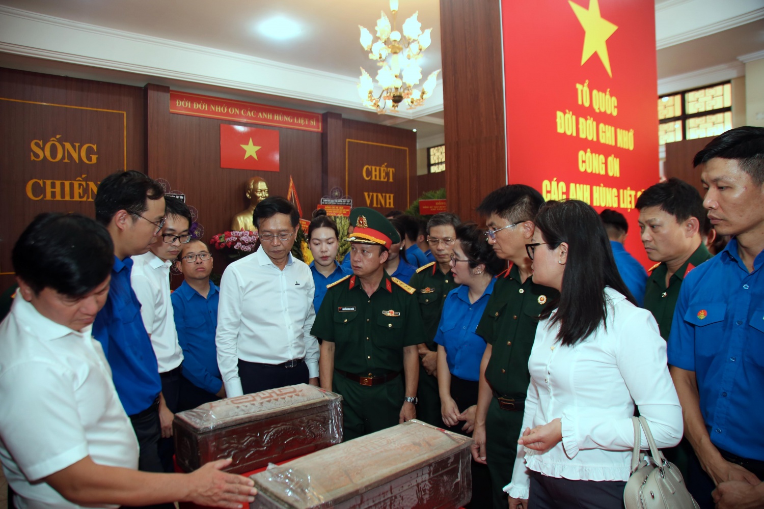 Đoàn công tác Petrovietnam tại nhà quàn hài cốt liệt sĩ khai quật tại Công viên Lê Thị Riêng.
