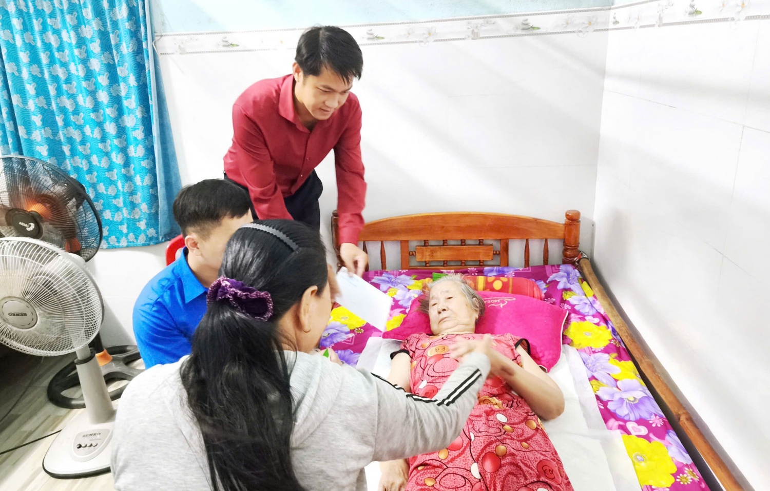 Các đoàn viên thanh niên BSR đến thăm hỏi Mẹ Việt Nam Anh hùng Phạm Thị Nhung.
