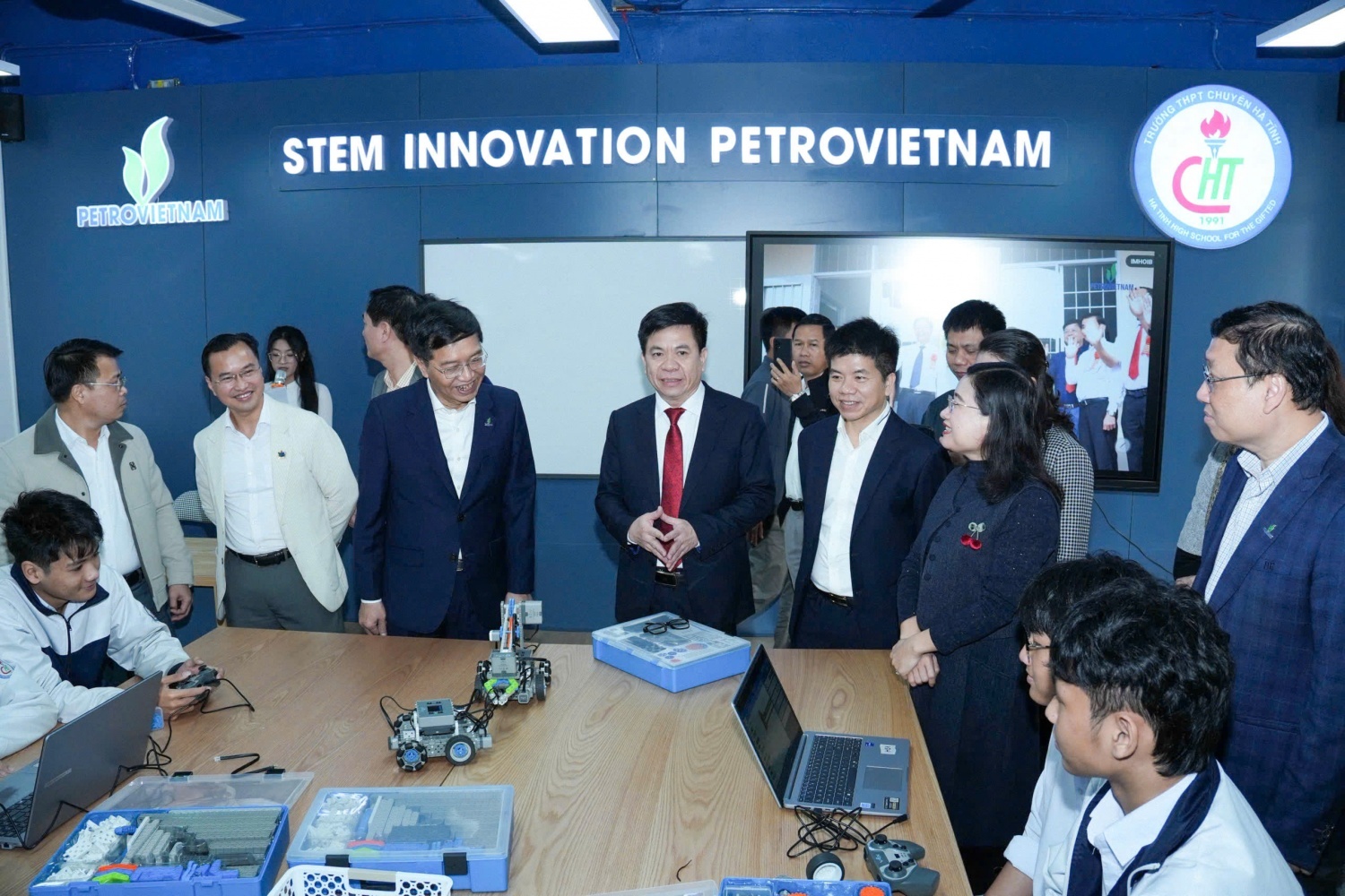 Lãnh đạo Petrovietnam và tỉnh Hà Tĩnh tham quan phòng STEM tại Trường THPT Chuyên Hà Tĩnh.