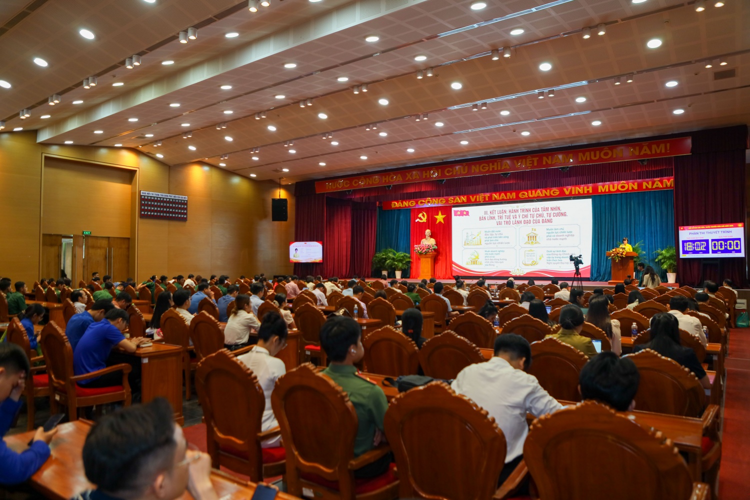 Các đại biểu lắng nghe phần trình bày của đồng chí Nguyễn Thị Hoa.
