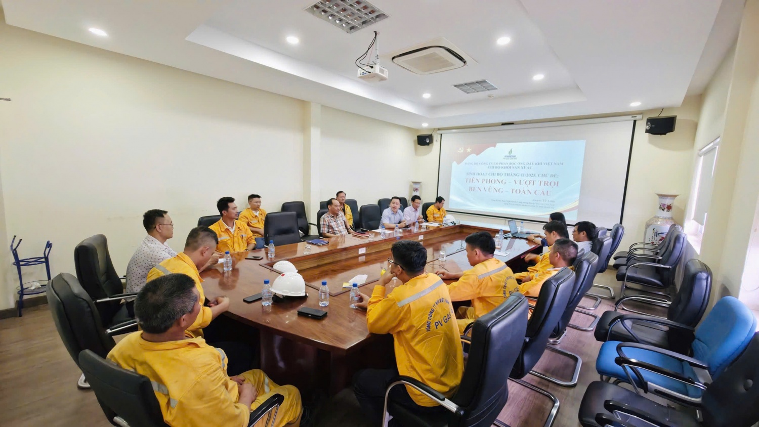 Đảng ủy Petrovietnam gắn nội dung sinh hoạt chi bộ với nhiệm vụ sản xuất kinh doanh và việc học tập, làm theo tư tưởng, đạo đức, phong cách Hồ Chí Minh.