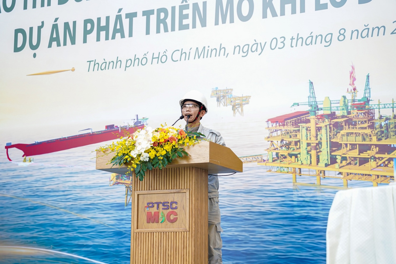 Đại diện kỹ sư, người lao động Dự án phát biểu hưởng ứng phong trào thi đua, thể hiện quyết tâm hoàn thành các mục tiêu đề ra