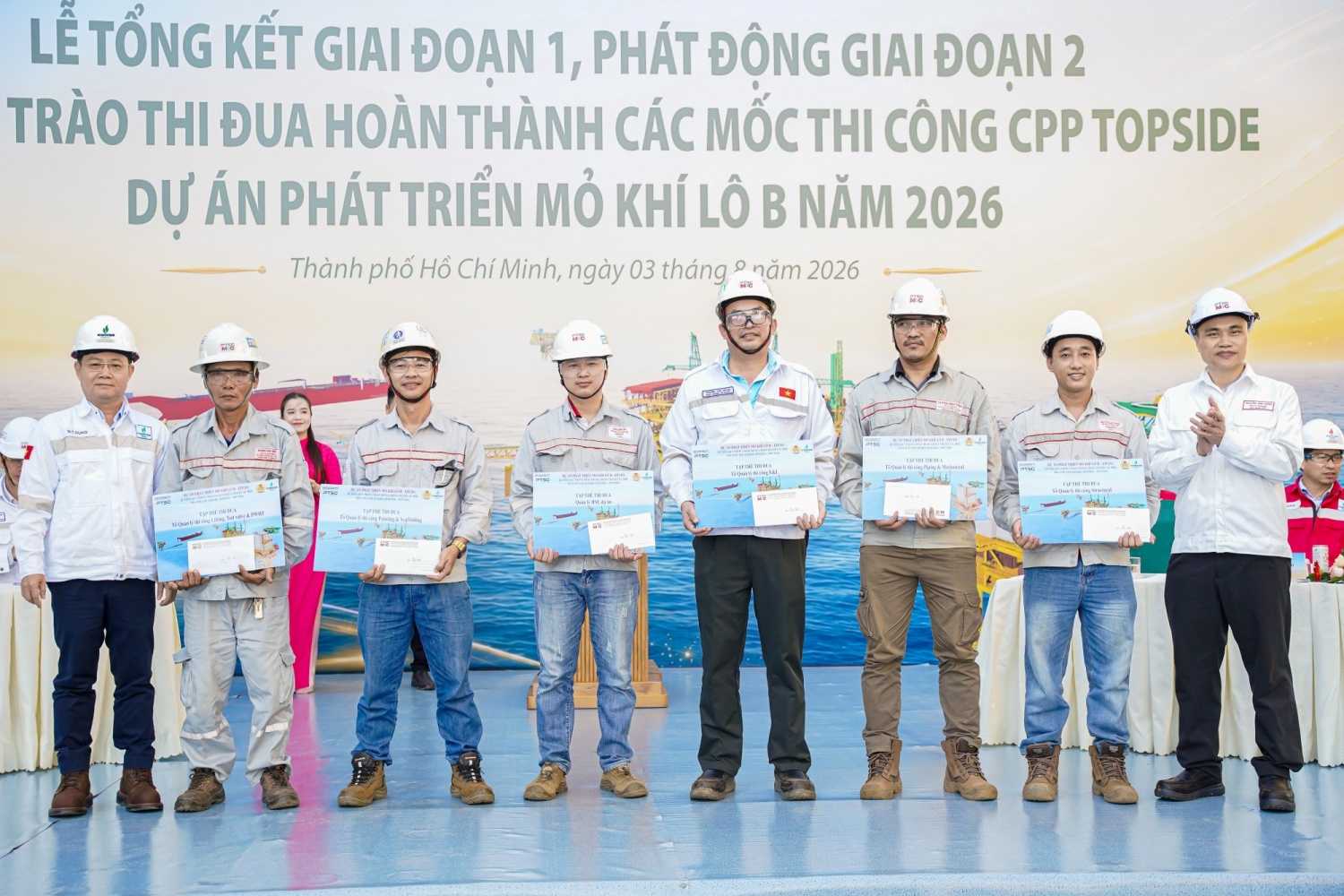 Đại diện Chủ đầu tư PQPOC trao thưởng cho các tập thể, cá nhân có thành tích xuất sắc trong đợt thi đua cao điểm vừa qua