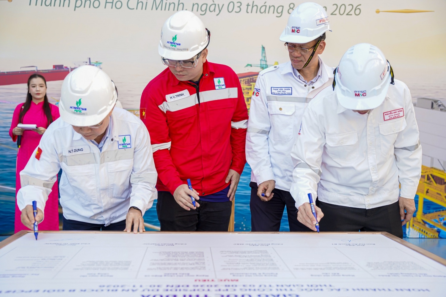 Đại diện Ban Lãnh đạo và Công đoàn PQPOC, PTSC M&C ký giao ước thi đua giai đoạn 2 phong trào thi đua 