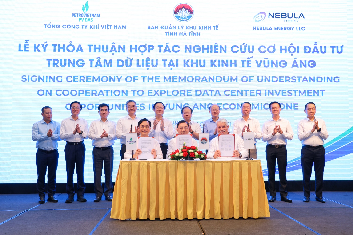 Đại diện PV GAS - đơn vị thành viên của Petrovietnam, Ban Quản lý Khu kinh tế tỉnh Hà Tĩnh và đối tác quốc tế Nebula Energy ký thỏa thuận hợp tác nghiên cứu đầu tư Trung tâm dữ liệu tại Khu kinh tế Vũng Áng, khai thác nguồn nhiệt lạnh từ quá trình tái hóa LNG để phục vụ vận hành trung tâm dữ liệu.
