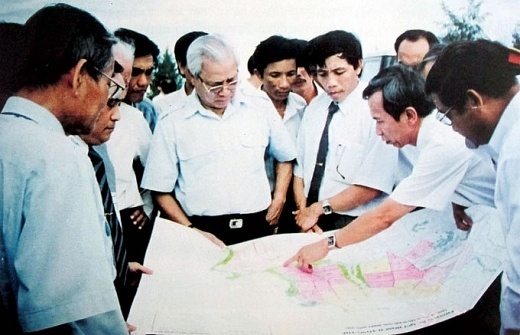 Thủ tướng Võ Văn Kiệt cùng lãnh đạo địa phương, các nhà khoa học khảo sát vị trí xây dựng NMLD Dung Quất - NMLD đầu tiên của Việt Nam. Đây là bước ngoặt đặt nền móng cho việc hình thành và phát triển của KKT Dung Quất.