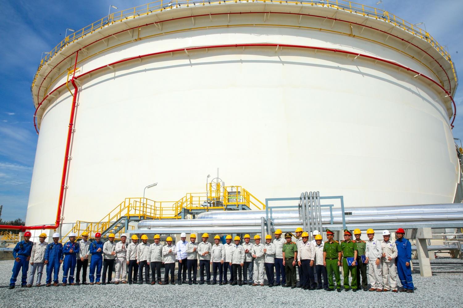 Đại diện Bộ Công Thương, UBND tỉnh Quảng Ngãi, KKT Dung Quất và các cấp chính quyền tham quan, chúc mừng BSR khánh thành, đưa vào hoạt động bồn chứa dầu thô mới tại NMLD Dung Quất.