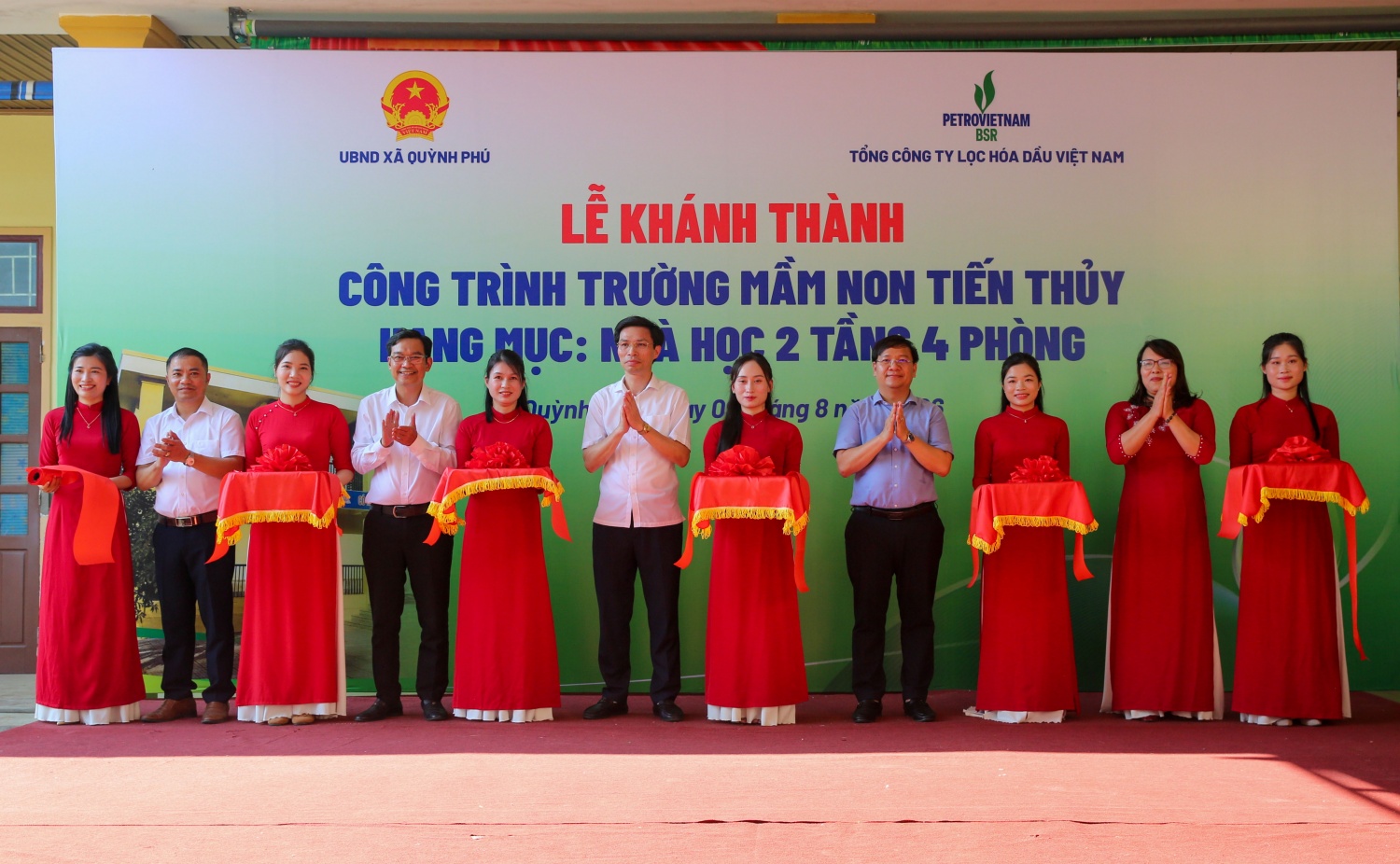 Đại diện UBND xã Quỳnh Phú, BSR và Trường Mầm non Tiến Thủy thực hiện nghi thức cắt băng khánh thành Trường Mầm non Tiến Thủy.