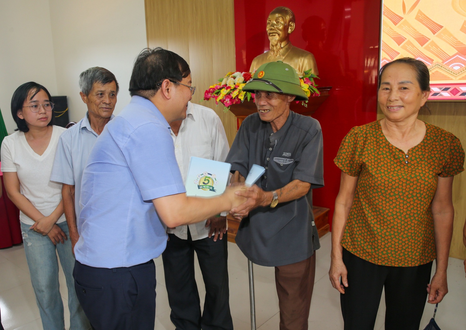Đại diện BSR trao tặng các phần quà tri ân, thể hiện lòng biết ơn đối với những người có công với cách mạng.