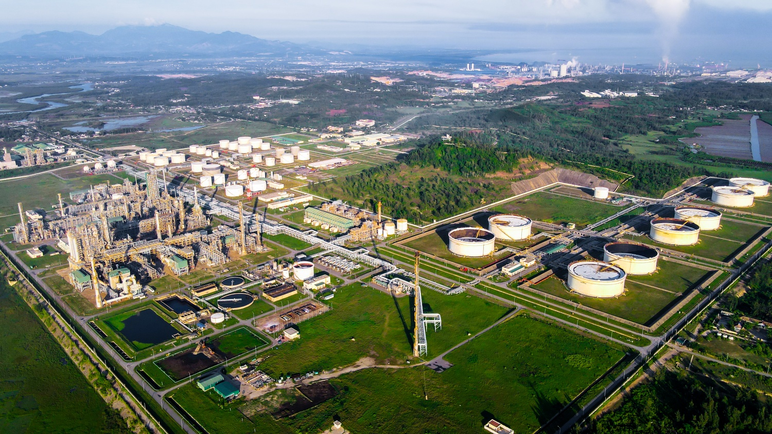 NMLD Dung Quất do BSR (đơn vị thành viên của Petrovietnam) quản lý, vận hành đã đóng góp tích cực cho ngân sách nhà nước và trở thành một trong những cực tăng trưởng quan trọng của KKT Dung Quất.