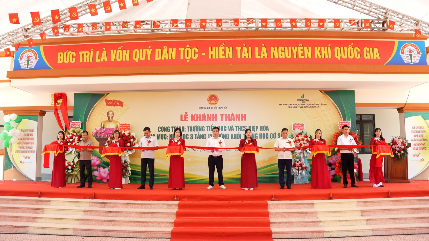 Các đại biểu thực hiện nghi thức cắt băng khánh thành công trình.