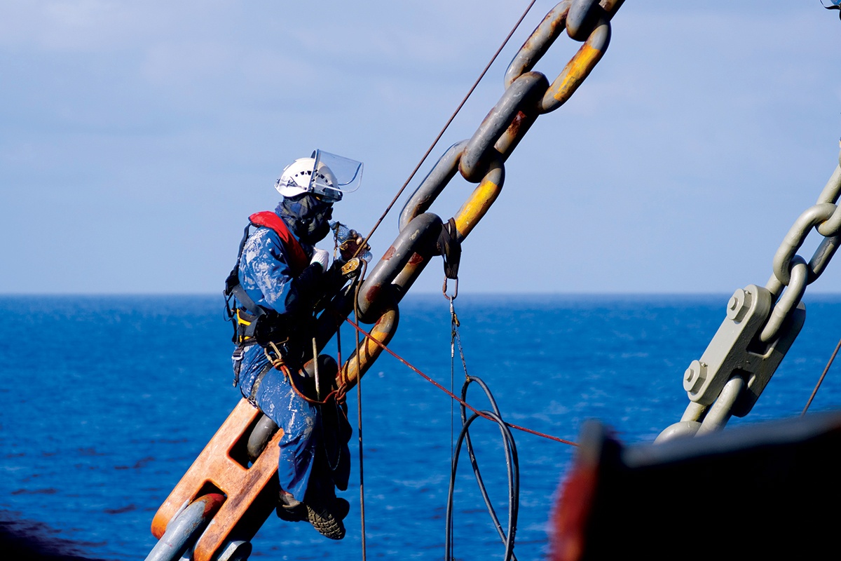 Người lao động PETROVIETNAM làm việc trên công trình biển (ảnh: Trần Văn Quỳnh).