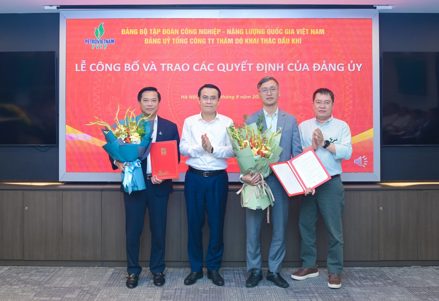 Lãnh đạo PVEP trao quyết định và chúc mừng các đồng chí được chỉ định tham gia Ban Chấp hành Đảng bộ PVEP nhiệm kỳ 2025-2030.