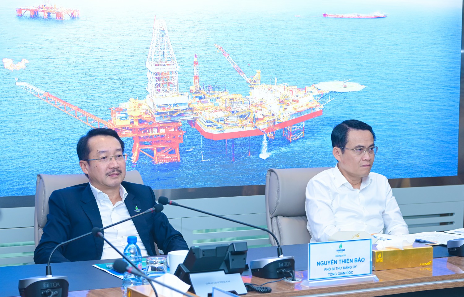 Đồng chí Trương Quốc Lâm, Bí thư Đảng ủy, Chủ tịch HĐTV PVEP và đồng chí Nguyễn Thiện Bảo, Phó Bí thư Đảng ủy, Tổng Giám đốc PVEP chủ trì hội nghị.