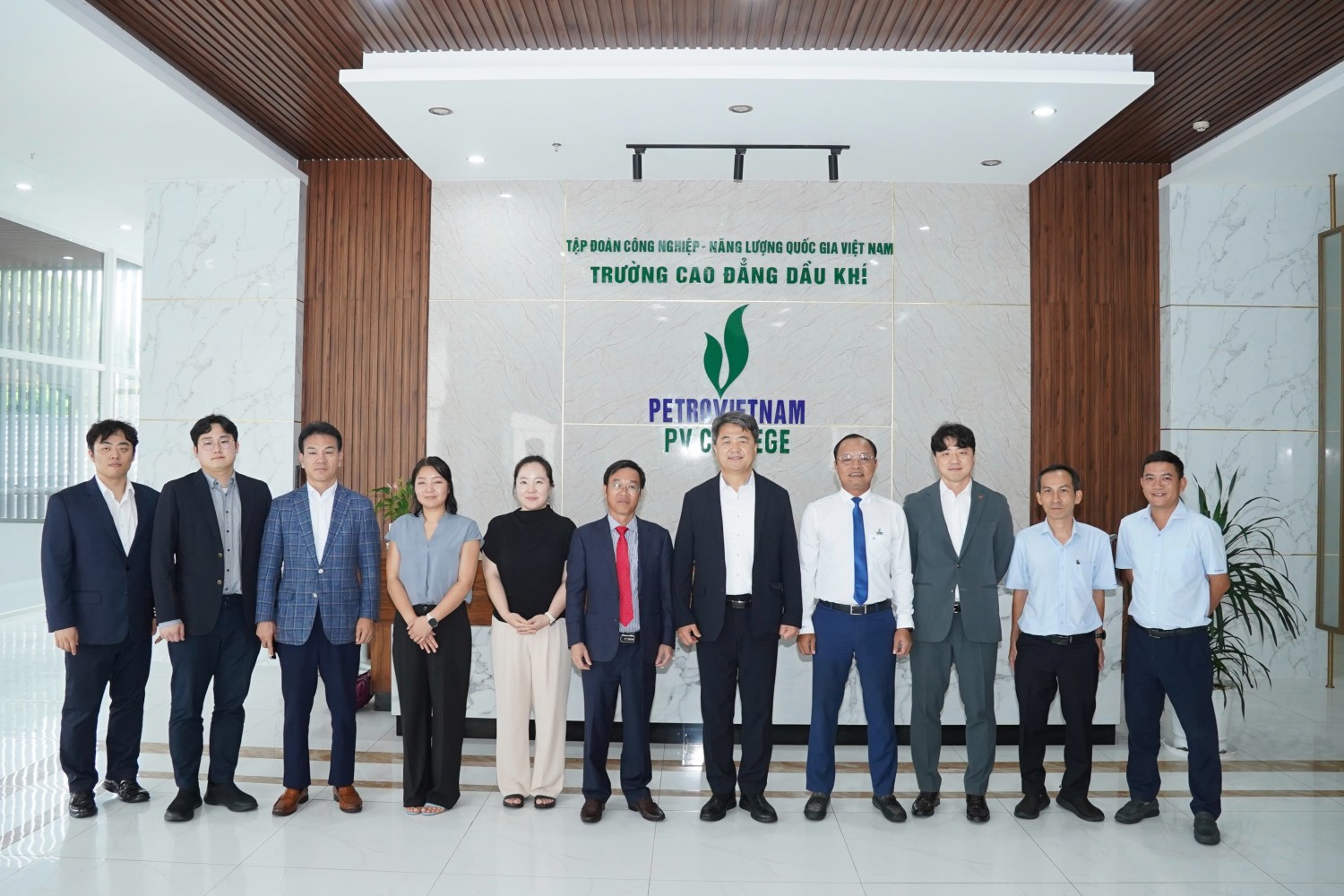 Ban Giám hiệu PV College và đoàn công tác Hàn Quốc.