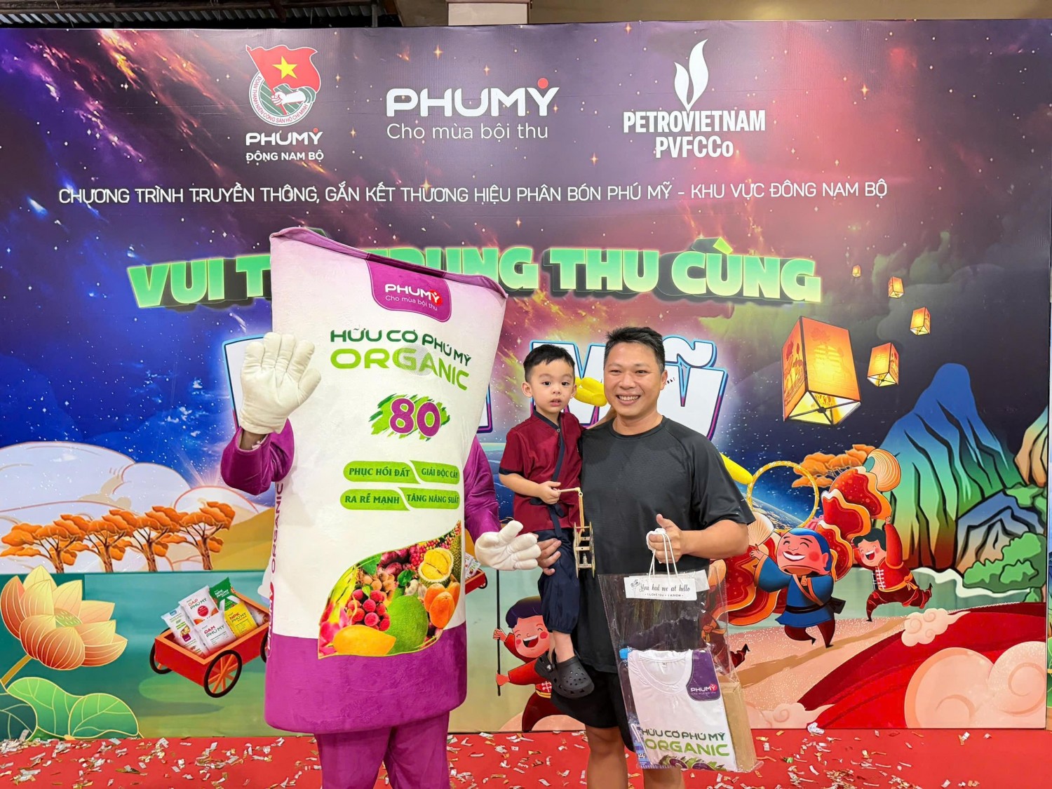 Những phần quà trao đi không chỉ mang giá trị vật chất, mà còn khẳng định sự gắn kết giữa PVFCCo - Phú Mỹ, hệ thống phân phối và người nông dân.