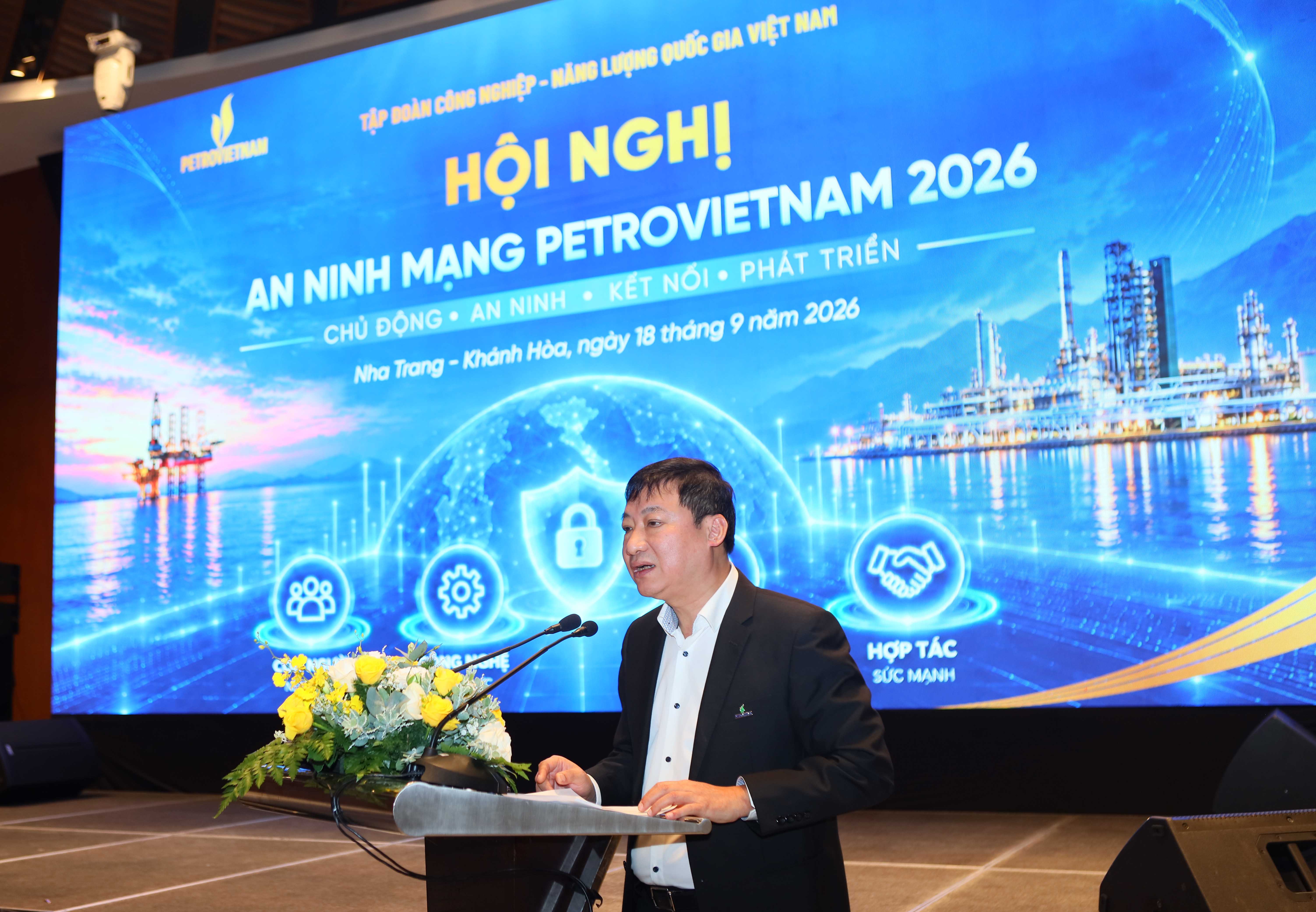 Ông Nguyễn Nam Tiến – Giám đốc lĩnh vực chuyển đổi số PETROVIETNAM phát biểu khai mạc hội nghị.