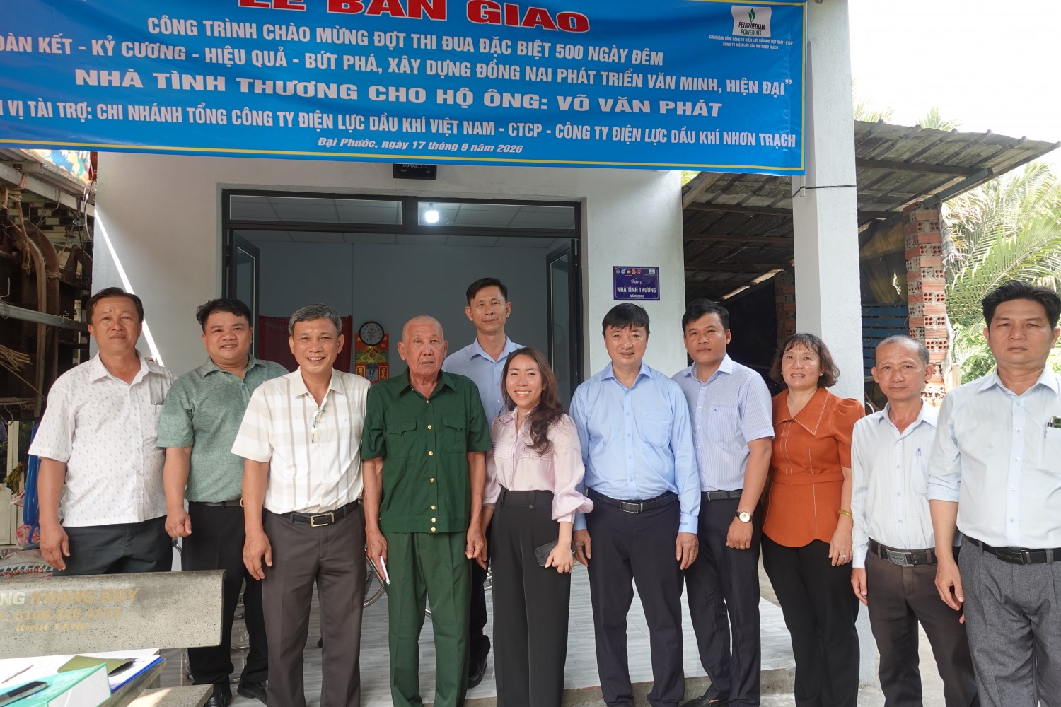 Đại diện lãnh đạo xã Đại Phước và PV Power NT tại Lễ bàn giao nhà tình thương cho hộ gia đình ông Võ Văn Phát.
