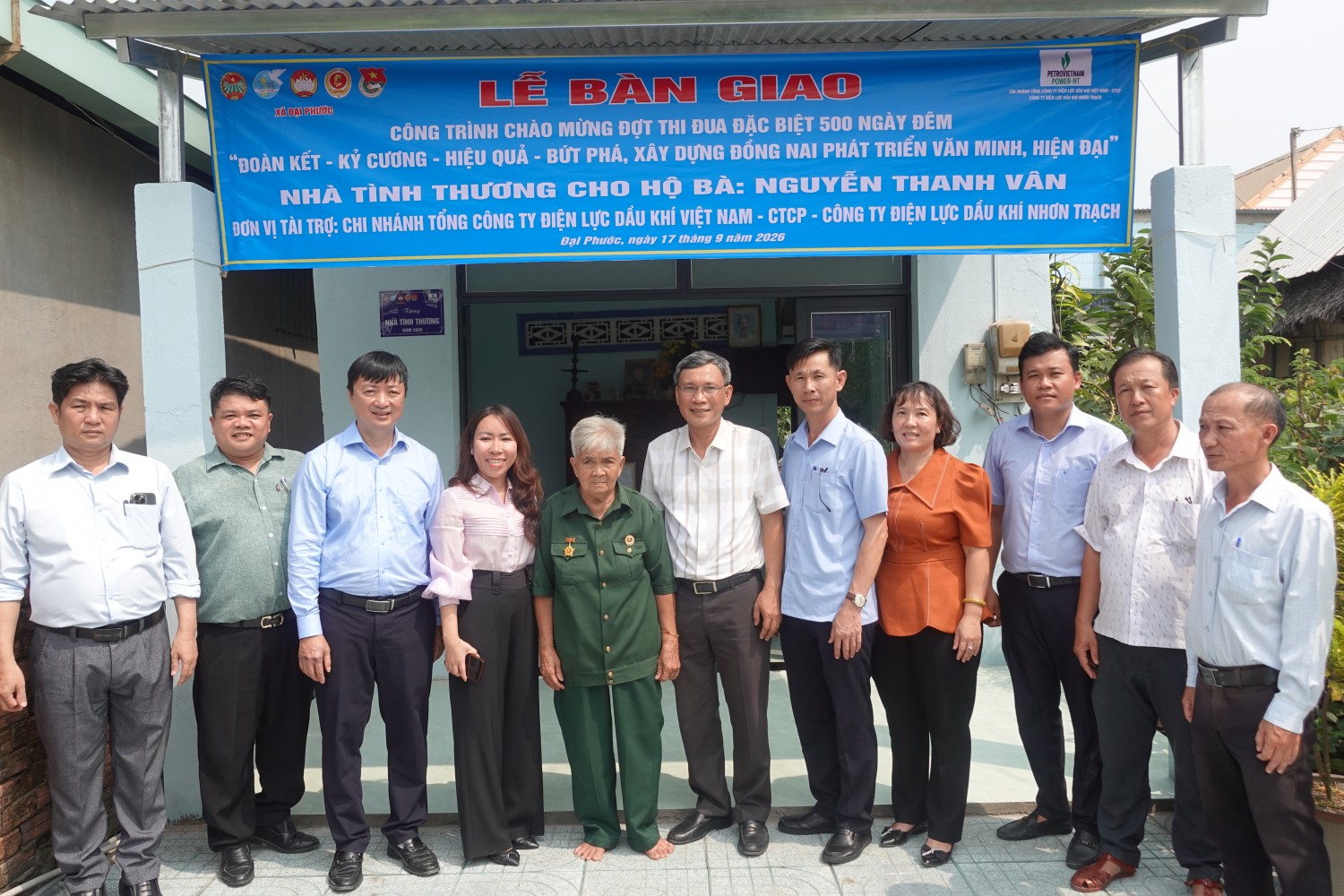 Đại diện lãnh đạo xã Đại Phước và PV Power NT tại Lễ bàn giao nhà tình thương cho hộ gia đình bà Nguyễn Thanh Vân.