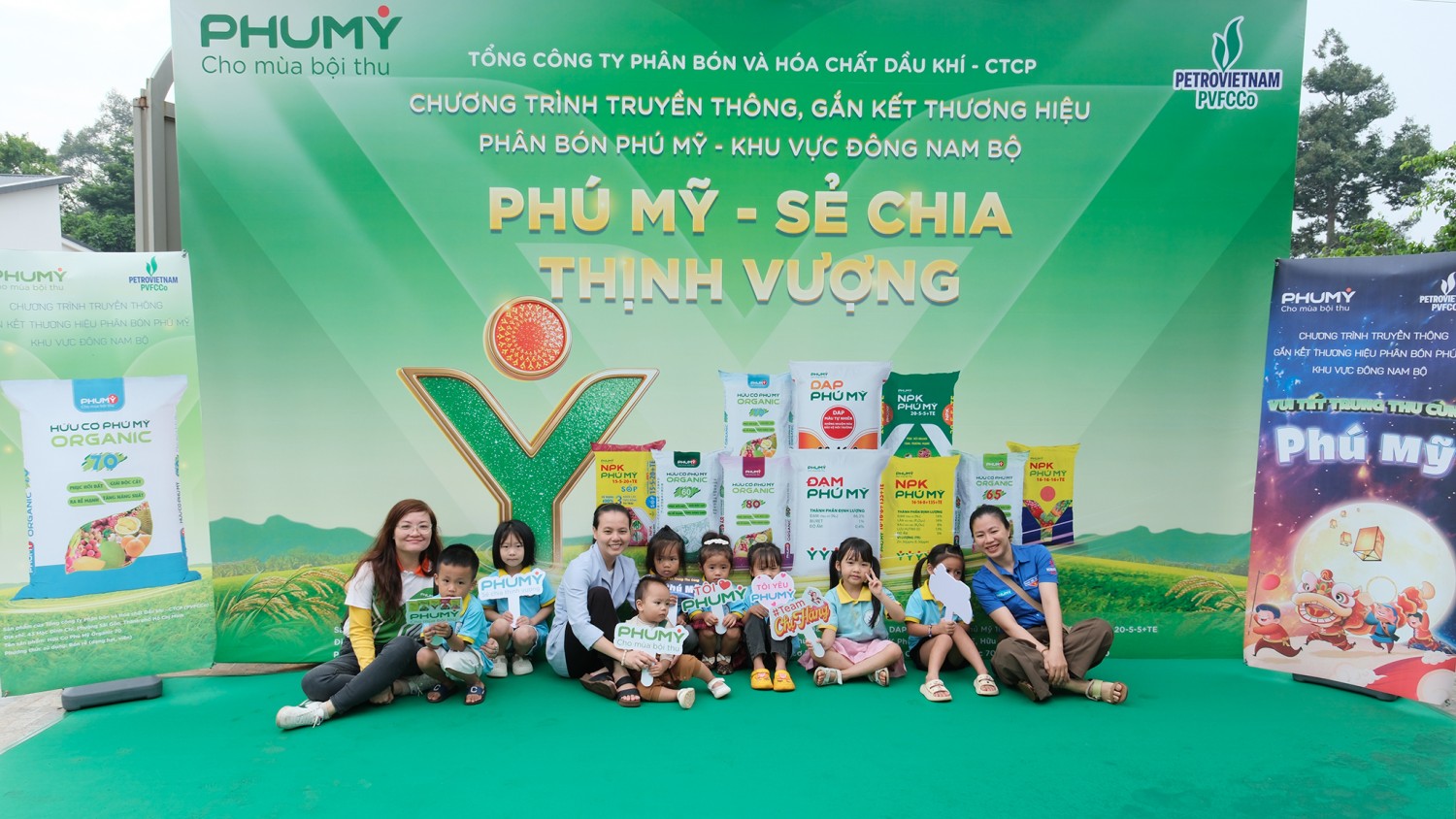 Cán bộ, người lao động PVFCCo - Phú Mỹ và các em nhỏ địa phương trong chương trình “Phú Mỹ - Sẻ chia thịnh vượng” tại khu vực Đông Nam Bộ.