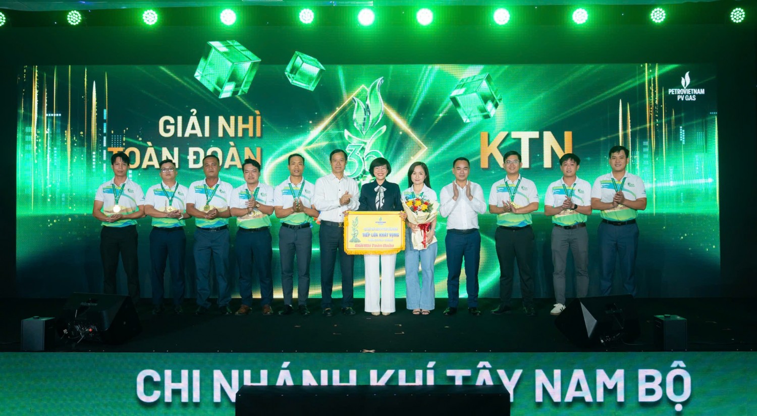 Tổng Giám đốc PV GAS Dương Trí Hội và Chủ tịch Công đoàn PV GAS Trần Xuân Thành trao giải Nhì toàn đoàn cho Chi nhánh Khí Tây Nam Bộ.