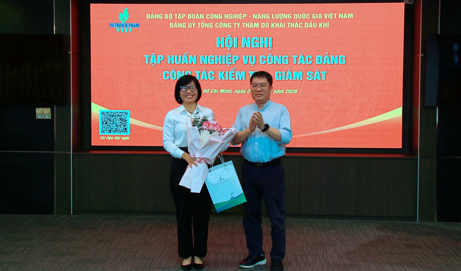 Đồng chí Đinh Văn Đức cảm ơn đồng chí Nguyễn Thị Hoa đã trình bày các chuyên đề tại Hội nghị