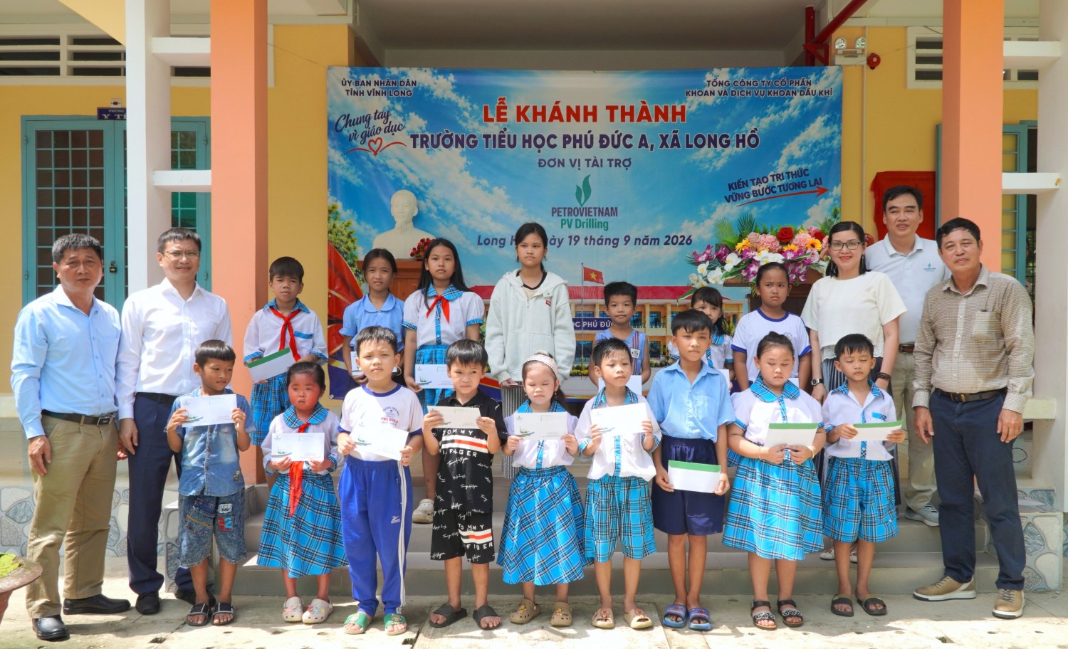 Nhân dịp này, PV Drilling tặng 20 suất học bổng cho 20 học sinh có hoàn cảnh khó khăn, mỗi suất trị giá 1 triệu đồng.