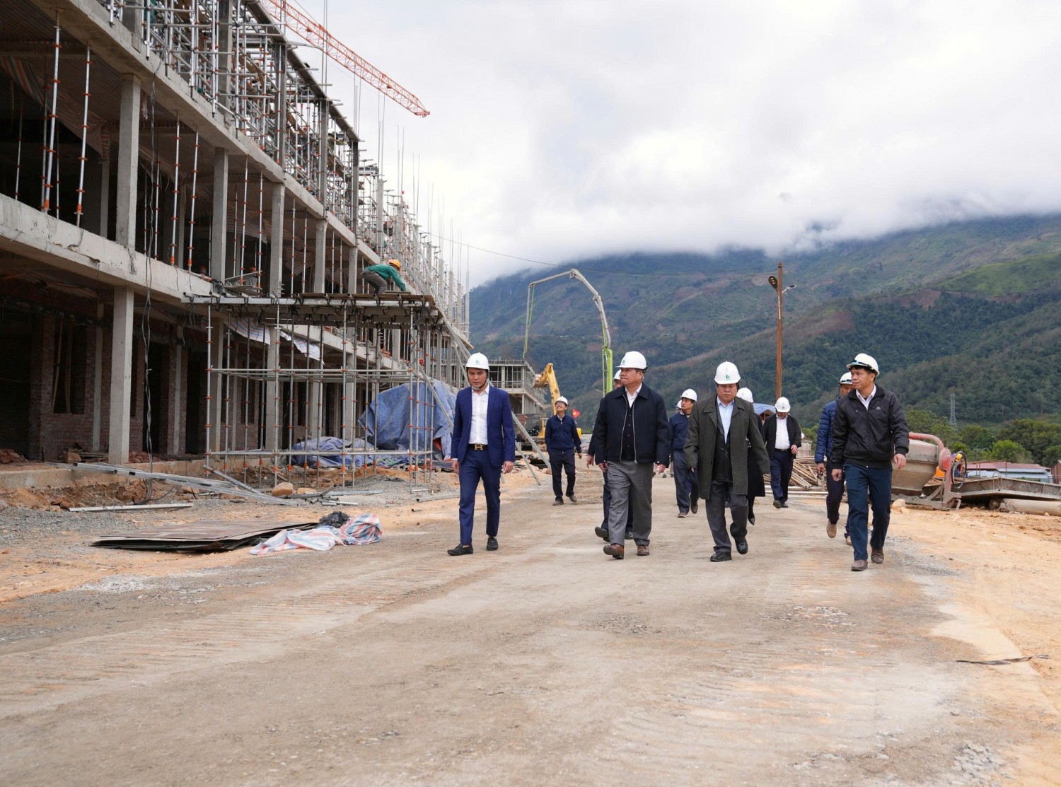 Lãnh đạo PETROVIETNAM thường xuyên có mặt tại Lai Châu để kiểm tra tiến độ công trình, tháo gỡ các vướng mắc, đẩy nhanh tốc độ thi công.