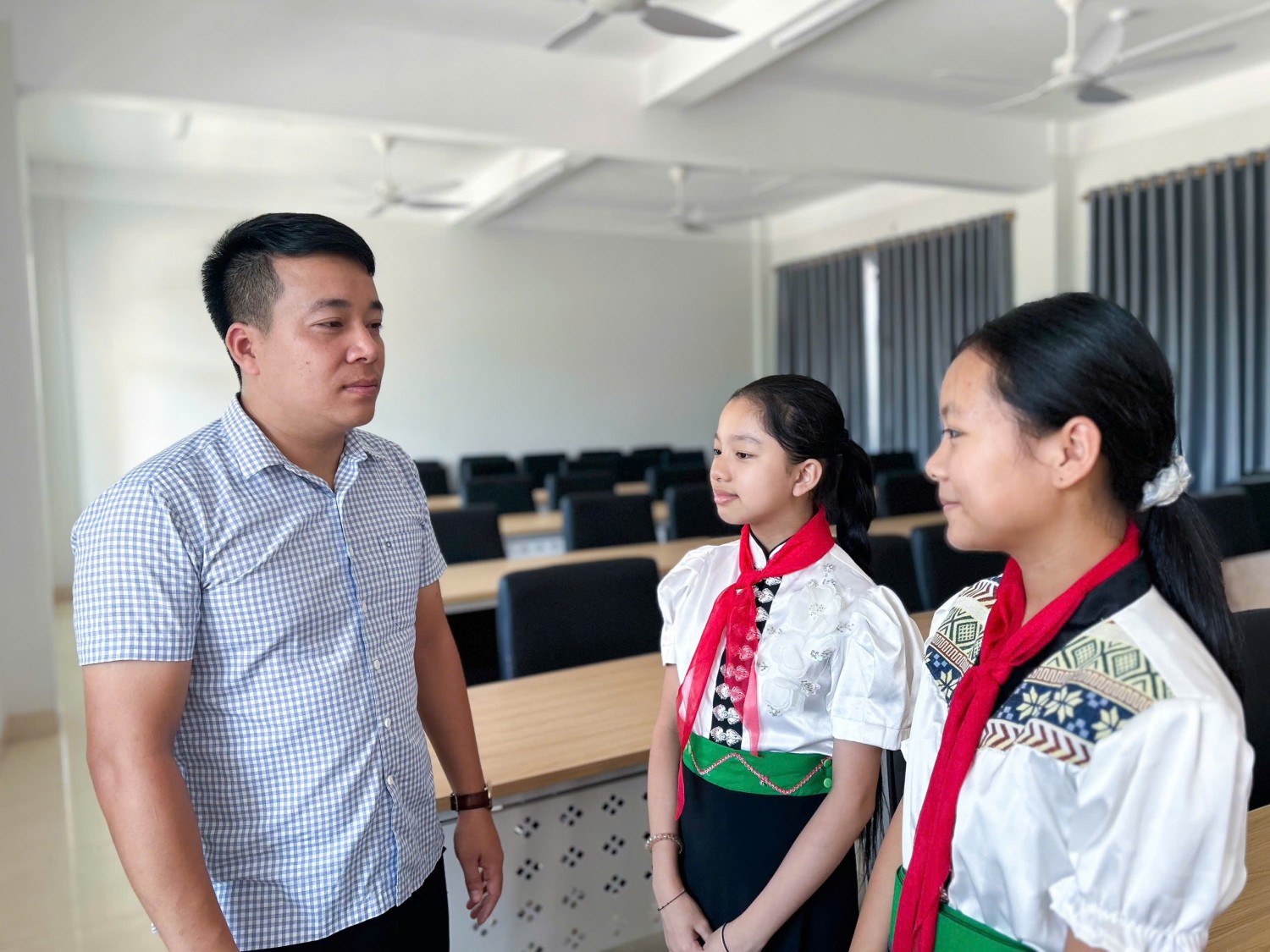 Thầy Lê Đức Mạnh, giáo viên bậc tiểu học: sự phối hợp chu đáo giữa nhà trường và PETROVIETNAM khiến không khí chuẩn bị thêm rộn ràng.