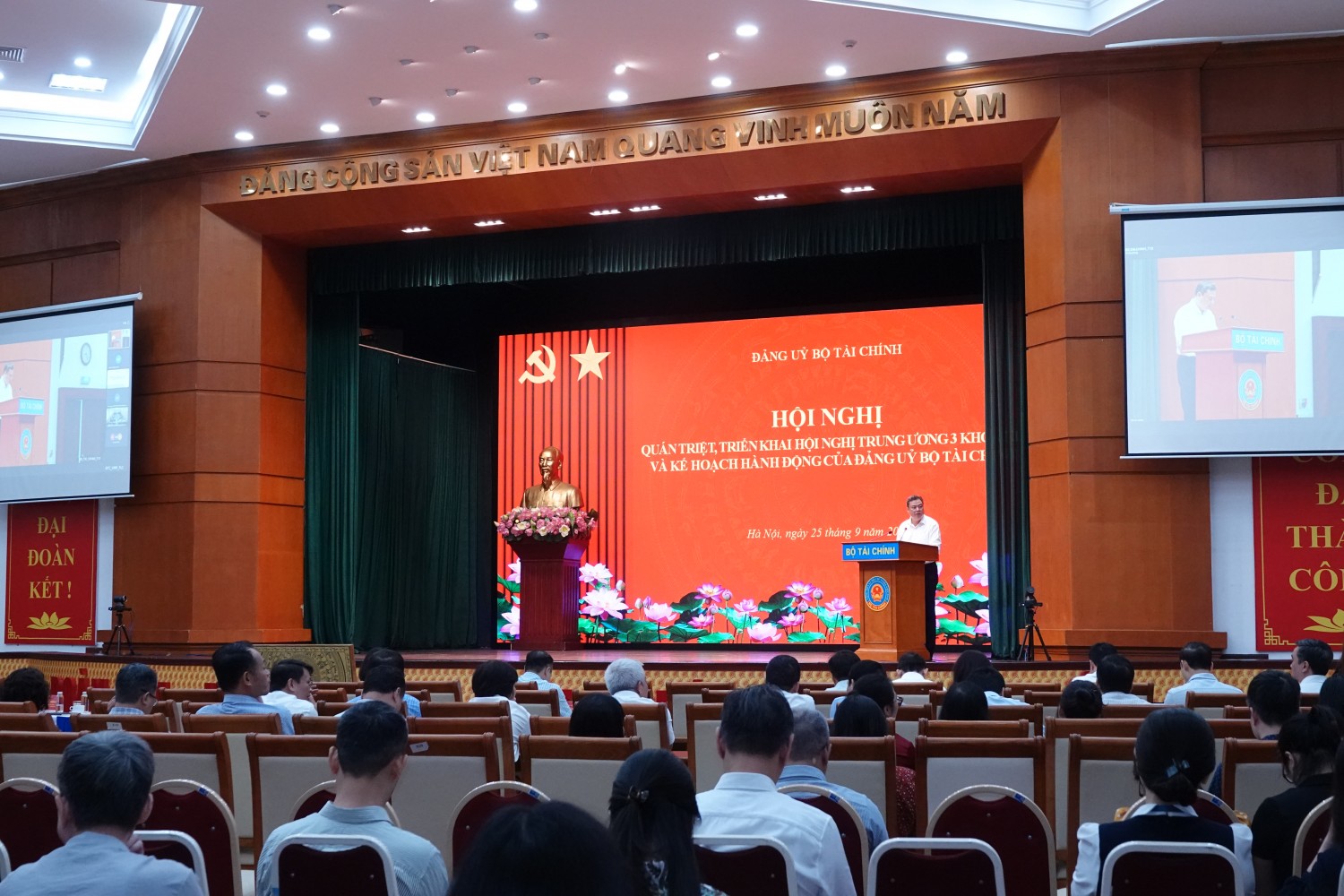 Các đại biểu tham dự hội nghị tại điểm cầu chính tại trụ sở Bộ Tài chính.