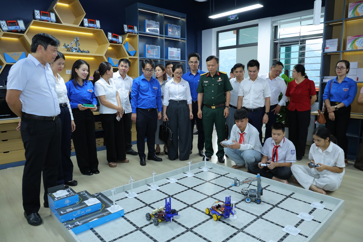 Bổ sung một “mảnh ghép tri thức” thông qua phòng thực hành STEM cho ngôi trường vùng biên giới.