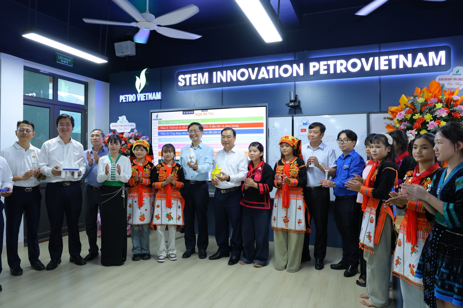 Học sinh giới thiệu về các mô hình năng lượng với các đại biểu tham dự.