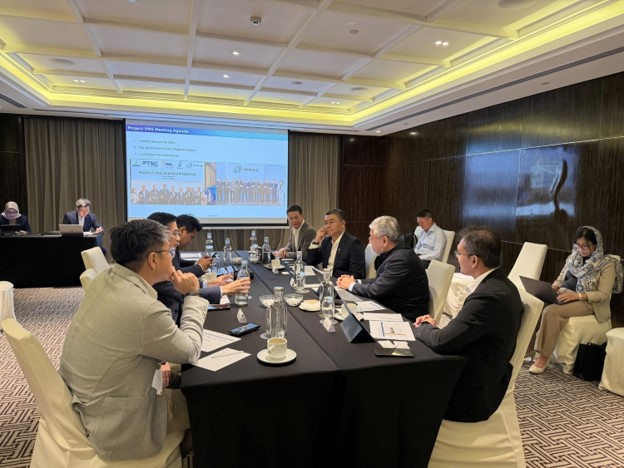 On October 11, 2026, during an executive working mission in Singapore, Mr. Le Manh Cuong, President and Chief Executive Officer of Vietnam National Industry - Energy Group (PETROVIETNAM), engaged in strategic discussions with international energy partners. The meetings focused on accelerating the Vietnam – Malaysia – Singapore Renewable Energy Export Project (VMS Project) and broadening technological cooperation across refining, petrochemicals, chemicals, and green energy, with the objective of materializing bilateral agreements, finalizing project readiness conditions, and optimizing investment efficiency.