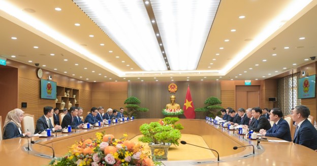 Prime Minister Le Minh Hung Highly Appraises Strategic Cooperation Between PETRONAS and PETROVIETNAM
