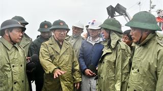 Phó Thủ tướng Trịnh Đình Dũng chỉ đạo công tác phòng chống bão số 9 tại NMLD Dung Quất
