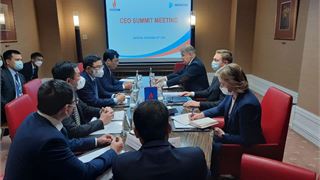 Petrovietnam President and CEO Le Manh Hung works with Novatek Group