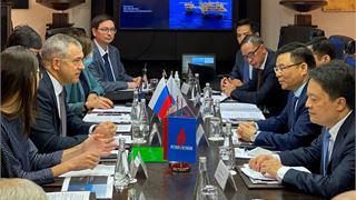 Petrovietnam President and CEO Le Manh Hung works with Gazprom EP International