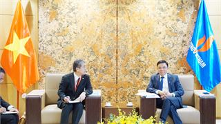 PetroVietnam President and CEO Le Manh Hung meets with General Director of Japan Vietnam Petroleum Company (JVPC)