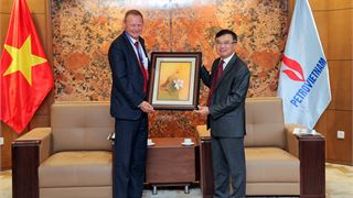 Petrovietnam Chairman of the Board of Directors Hoang Quoc Vuong receives KBR leader